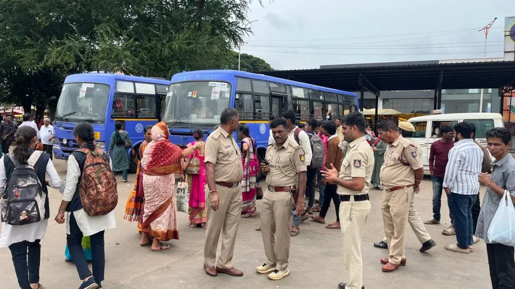 परिवहन कर्मचाऱ्यांच्या संपाला संमिश्र प्रतिसाद Mixed response to transport workers' strike