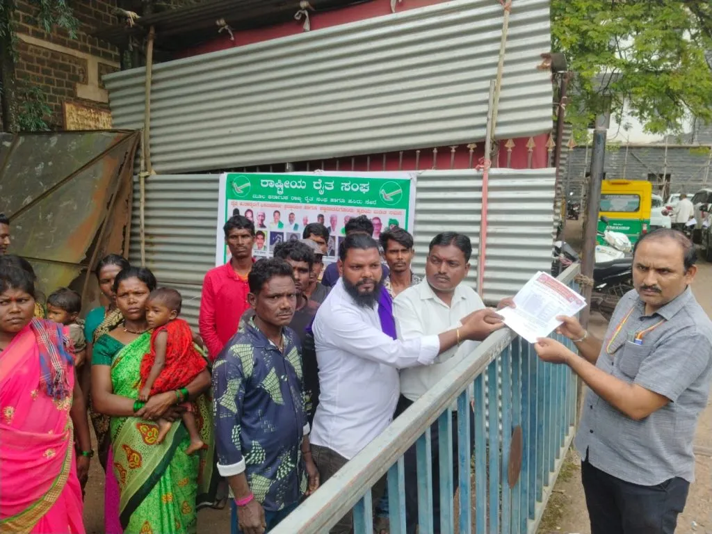 गुंजीतील आदिवासी समाजाची कागदपत्रे देण्याची मागणी Demand to provide documents of tribal community in Gunji