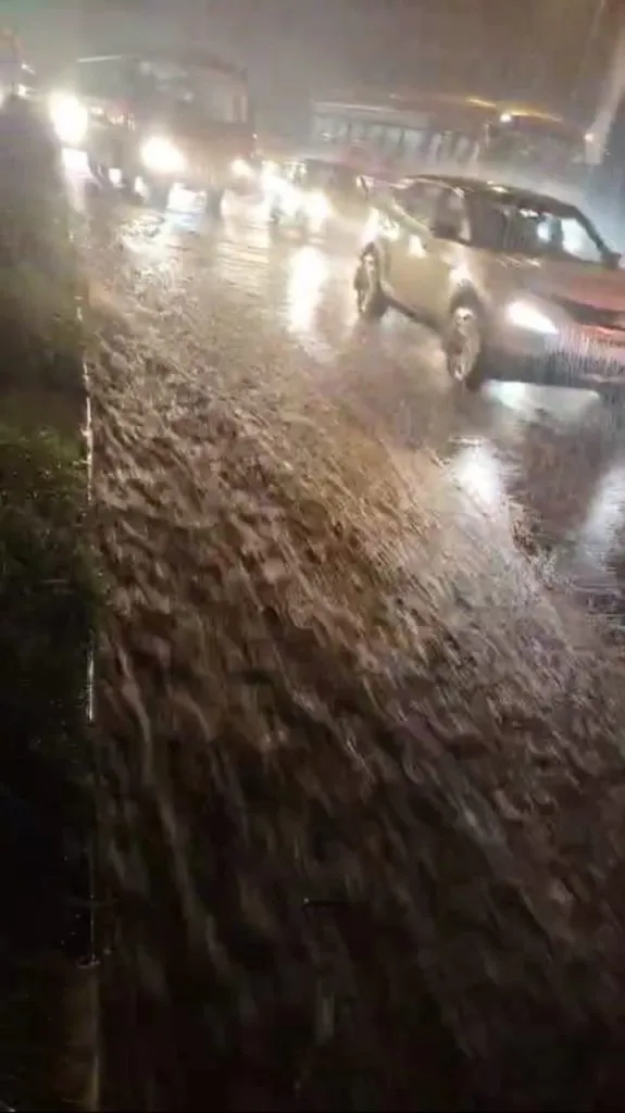 हिरेबागेवाडी परिसरात ढगफुटीसदृश पाऊस Cloudburst rain in Hirebagewadi area