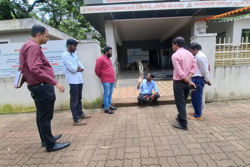 Corporator Shankar Patil's sit-in in front of L&T office
