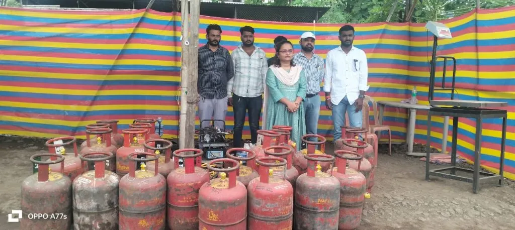 वाहनांत अवैध गॅस भरणाऱ्या अड्ड्यावर छापा Raid on illegal gas filling hub for vehicles