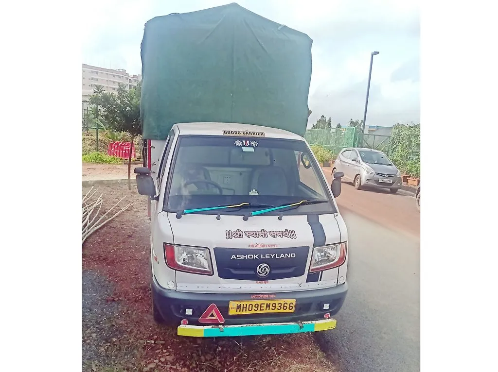 प्लास्टर ऑफ पॅरिसच्या गणेशमूर्तीं, वाहन जप्त Plaster of Paris Ganesh idols, vehicle seized
