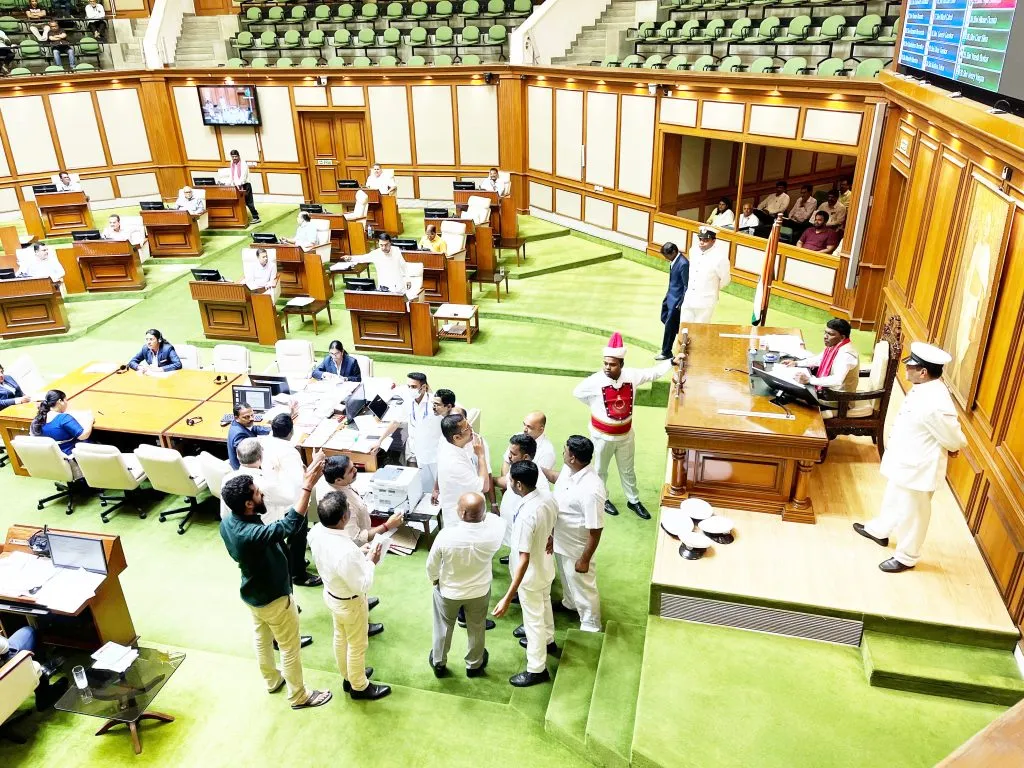 Comunidad Amendment Bill passed amid uproar