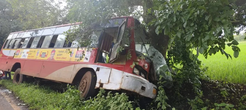 बेळगुंदीला जाणारी परिवहन बस झाडाला आदळल्याने 12 जण जखमी 12 injured as Belgundi-bound transport bus hits tree