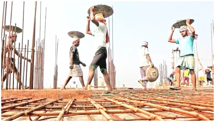 बोगस बांधकाम कामगारांवर कारवाईचा बडगा A barrage of action against bogus construction workers