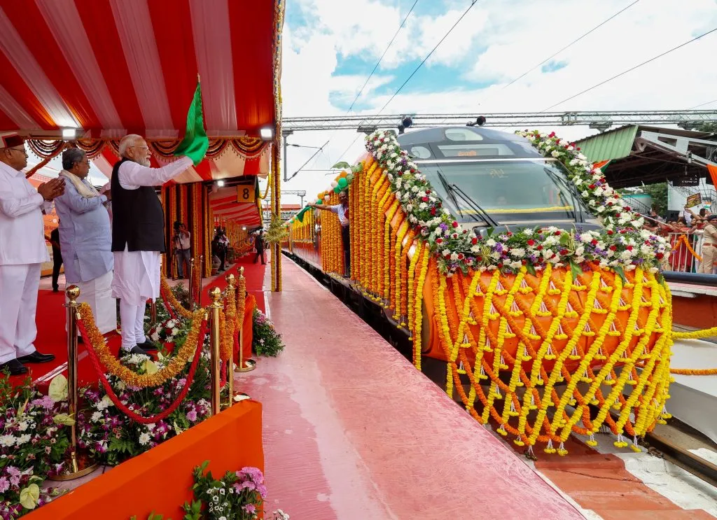 PM Modi gives green flag to Bangalore-Belgaum 'Vande Bharat'