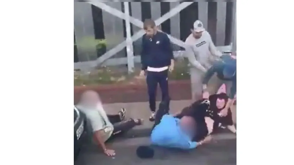 ब्रिटनमध्ये शीख वृद्धांवर 3 युवकांकडून वर्णद्वेषी हल्ला Racist attack by 3 youths on elderly Sikhs in Britain