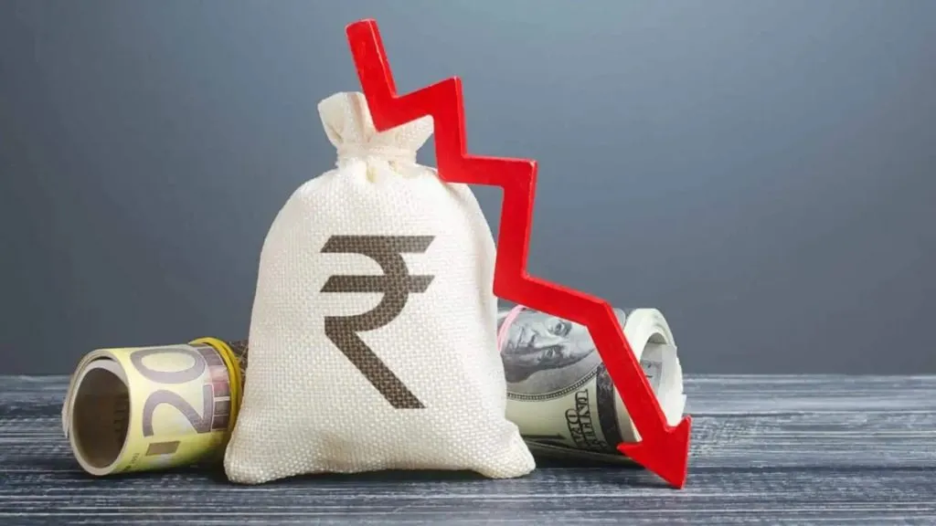 रुपयाची विक्रमी पातळीवर घसरण Rupee falls to record low