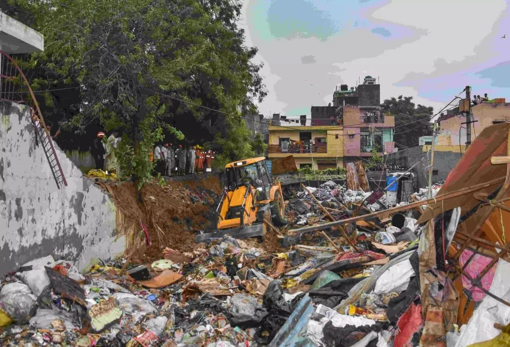 दिल्लीत भिंत कोसळून आठ जणांचा मृत्यू