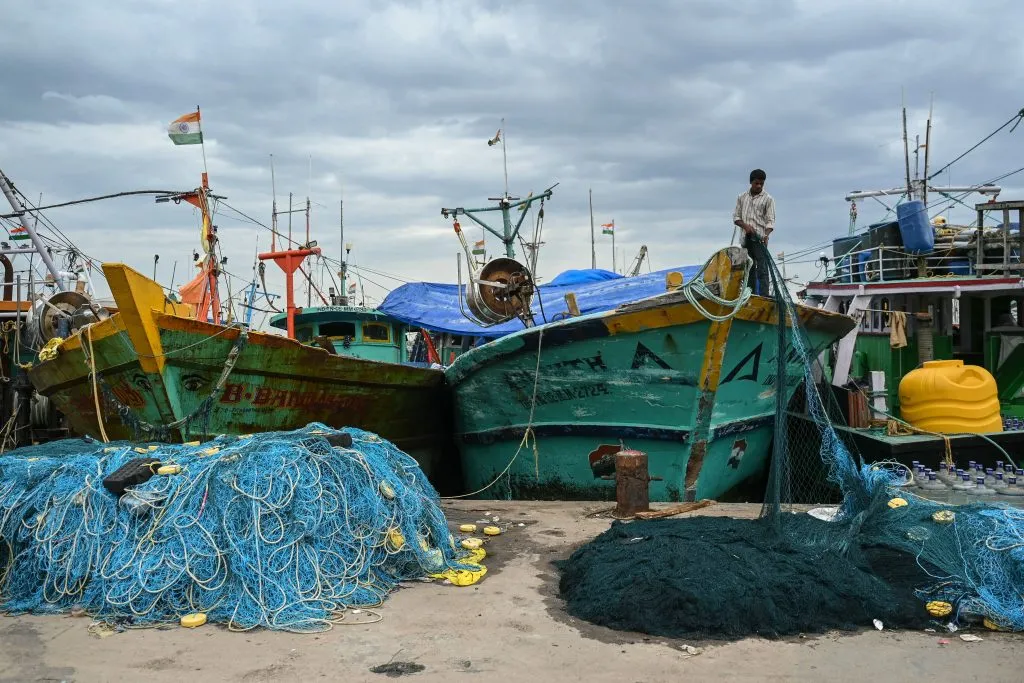 राष्ट्रीय हद्दीतील नव्या मासेमारी धोरणाला विरोध Opposition to the new fishing policy within national boundaries