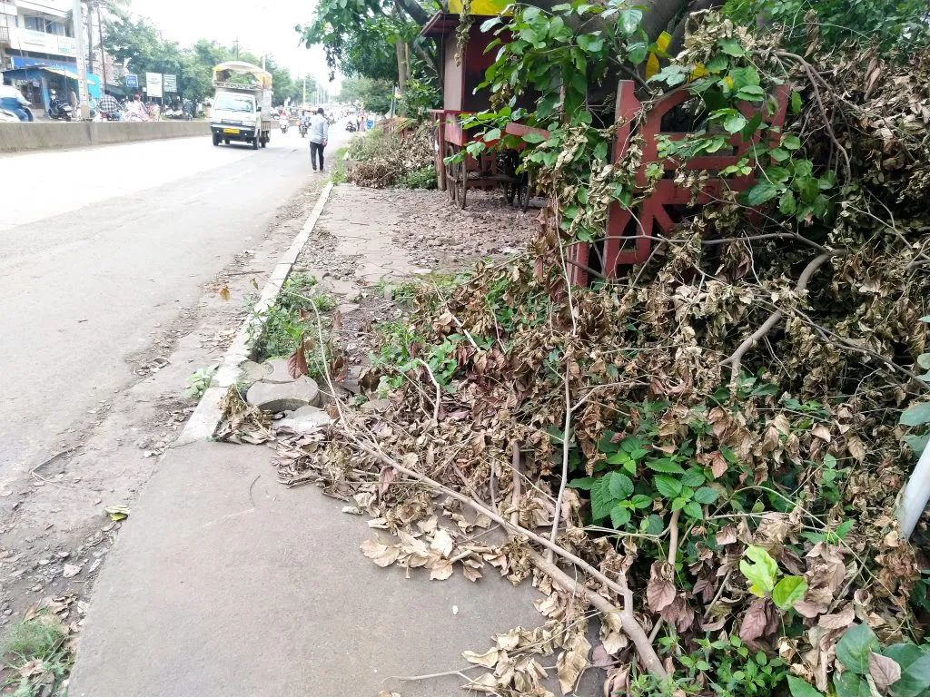 लाखो खर्च तरीही फुटपाथ बिनकामाचे