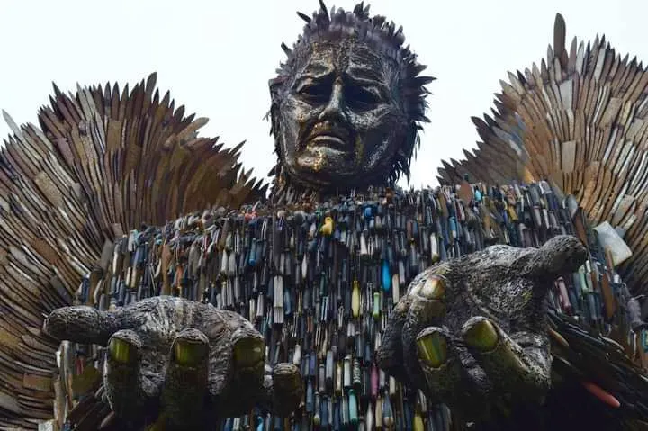 गुन्ह्यांमध्ये वापरलेल्या चाकूंद्वारे 27 फूटांची मूर्ती 27-foot statue made of knives used in crimes