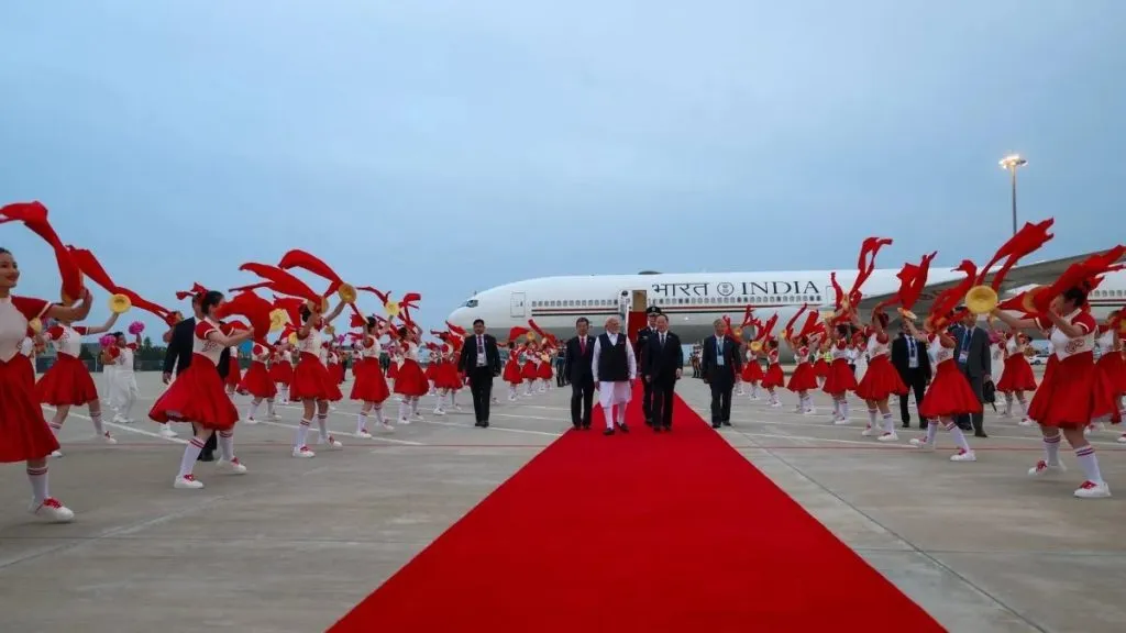 मोदींचे ‘रेड कार्पेट’वर भव्य स्वागत Modi gets grand welcome on the 'red carpet'