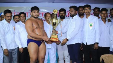 Sangli News: माऊली कोकाटेकडून नयन कुमारला अस्मान Bambawade wrestling ground Mauli Kokate defeated Nayan Kumar sangli marathi news