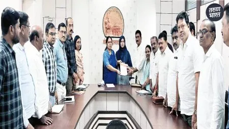 Kolhapur News: ठेकेदाराकडून मनपाला 30 कोटींचा चुना, शिंदे गटाच्या शिष्टमंडळाचा आरोप contractor company obtained excavation permission gas pipeline