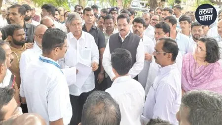 Chandrakant Patil: पालकमंत्र्यांनी साधला पूरग्रस्त कुटुंबांशी संवाद, मदत करण्याचे अश्वासन interacted with flood-affected farmers and flood victims sangli news