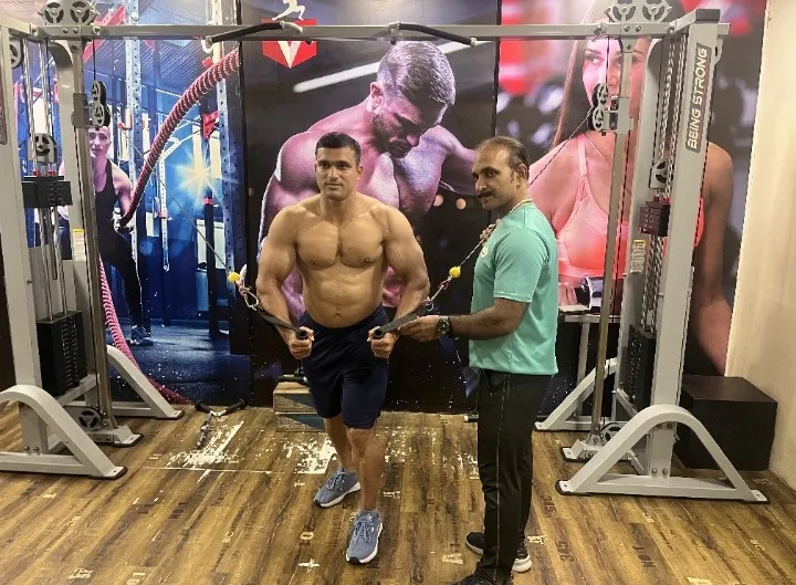 बेळगावचा शरीरसौष्ठवपटू कोल्हापुरात घेतोय व्यायामाचे धडे Bodybuilder from Belgaum is taking fitness training in Kolhapur