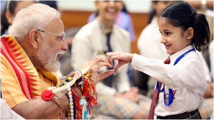 पंतप्रधान नरेंद्र मोदींचे चिमुकल्यांसोबत रक्षाबंधन Prime Minister Narendra Modi's Raksha Bandhan with children