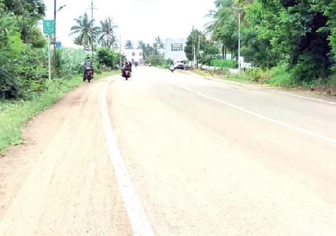 दिघंची-हेरवाड रस्ता बनला मृत्यूचा सापळा The Dighanchi–Herwad road has become a death trap