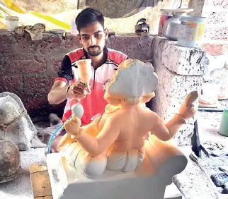 धामणीतील गणेश मूर्तीला गुजरातमधून मागणी Ganesh idol from Dhamni in demand from Gujarat