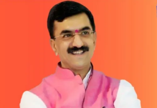 पालकमंत्र्यांच्या गतीमान प्रशासनाची प्रचिती An experience of the Guardian Minister's swift administration