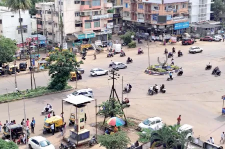 Undisciplined drivers causing trouble at Vishrambaug Chowk!