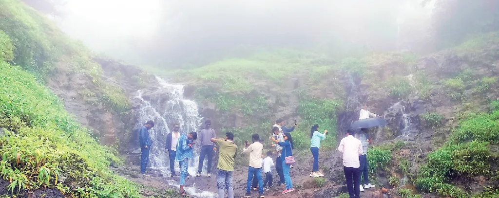 Crowd of tourists in Mahabaleshwar