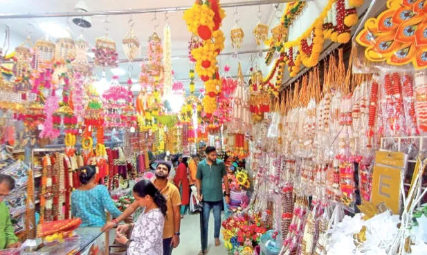 तयार मखरे, कापडी फुलांना भाविकांची पसंती Ready-made decorative arches and cloth flowers are favored by devotees