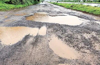 लिंबखिड ते आनेवाडी सेवा रस्त्यावर खड्डेच खड्डे Potholes all over the Limkhed to Anewadi service road