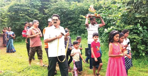 दीड दिवसांच्या लाडक्या गणरायाला निरोप Farewell to the beloved one-and-a-half-day Ganpati Bappa