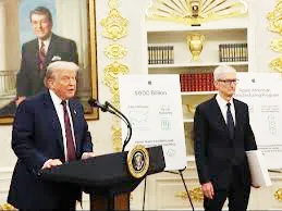 Trump receives gold gift from CEO Cook