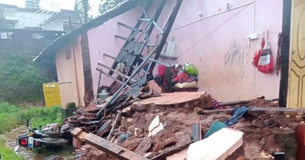 शहर-तालुक्यात दोन दिवसांत 16 घरांची पडझड 16 houses collapsed in two days in the city-taluk