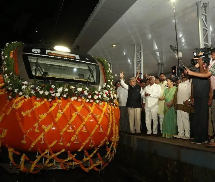 वंदे भारत रेल्वेचे बेळगावमध्ये जल्लोषात स्वागत Vande Bharat Railway welcomed with jubilation in Belgaum