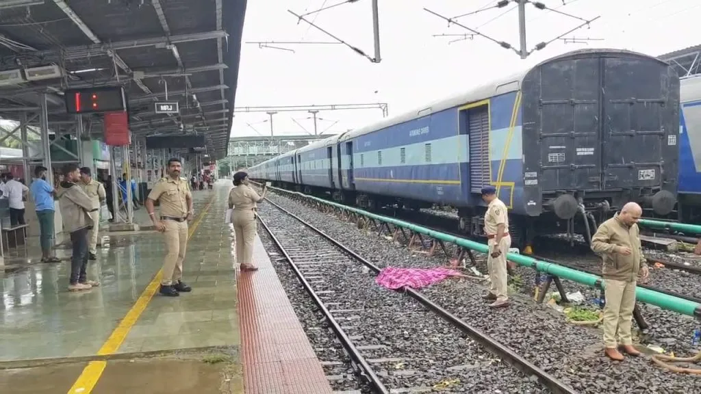 मिरज रेल्वे स्थानकावर विद्युत तारेला स्पर्श करून प्रवाशाची आत्महत्या Passenger commits suicide by touching live wire at Miraj railway station