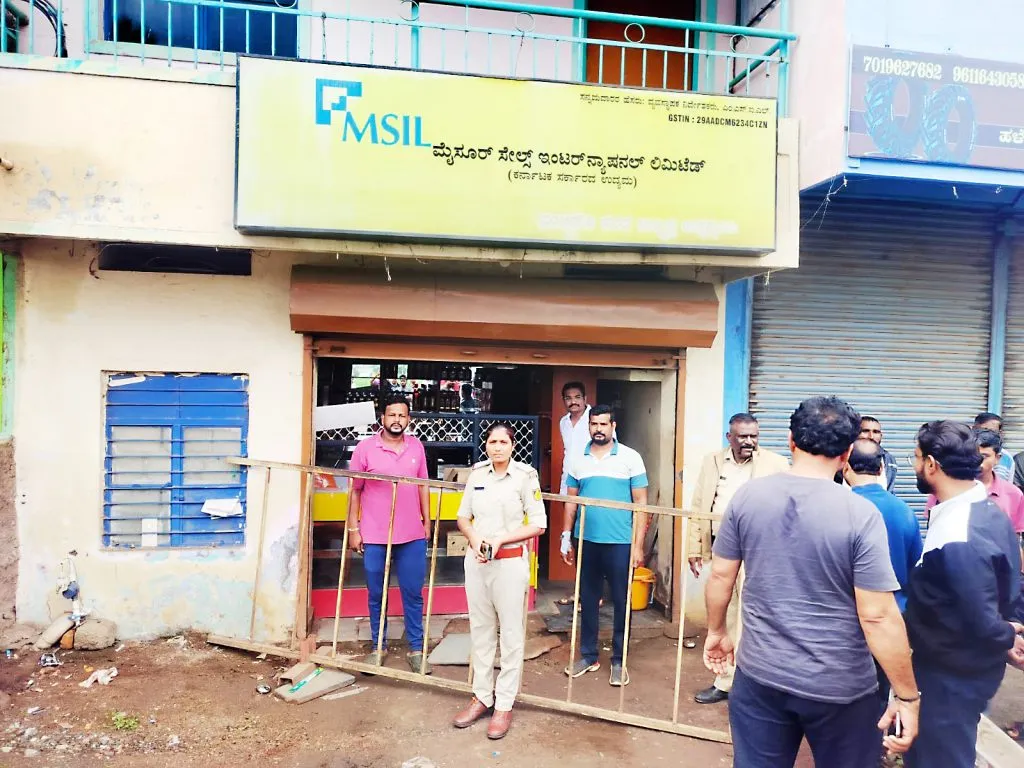 Thieves break into liquor shop in Ramdurg