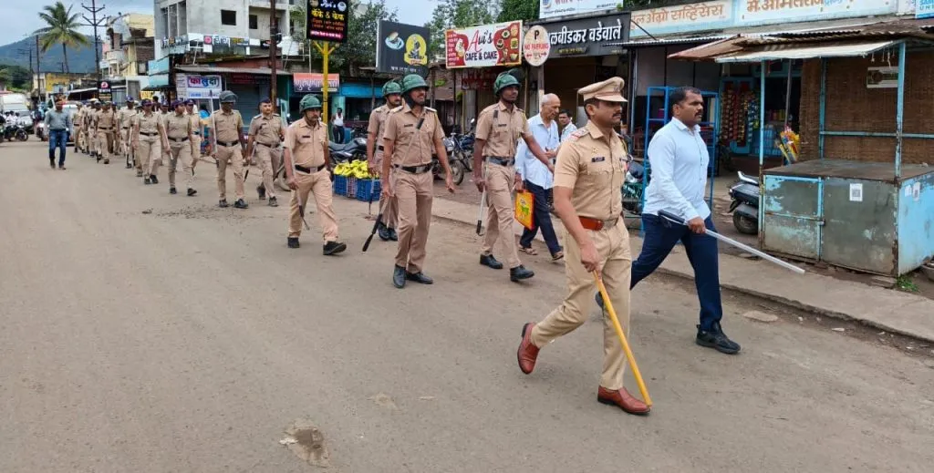 गणेशोत्सवाच्या पार्श्वभूमीवर उंब्रज पोलिसांचा रूट मार्च Umbruj Police Conduct Route March Ahead of Ganesh Festival
