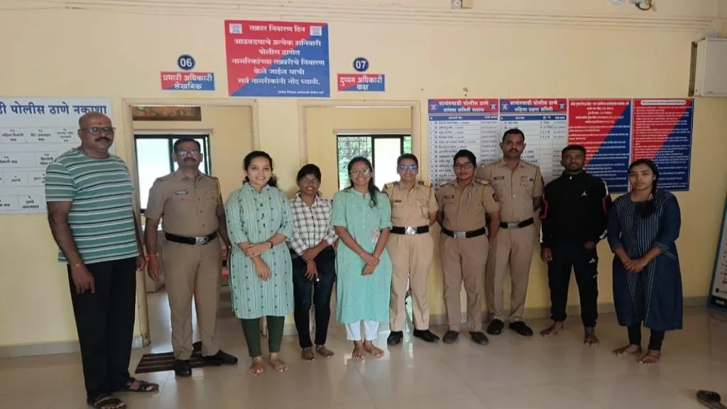 अ. भा. वि. प कार्यकर्त्यांकडून पोलिसांना राखी बांधून रक्षाबंधन