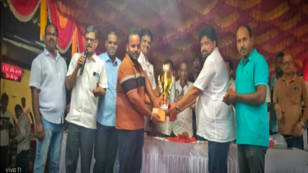 शिवसेना आयोजित नारळ लढविणे स्पर्धेत अमर गावकर विजेते