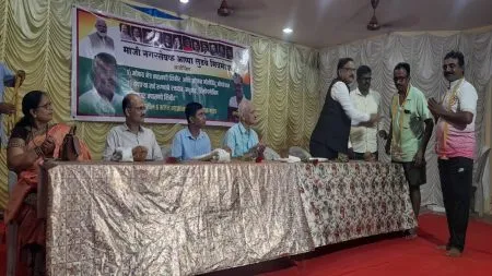 अतुल काळसेकर यांच्या हस्ते पंढरपुरी टाळांचे वाटप