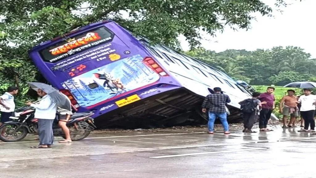 मळगाव येथे खाजगी बसला अपघात