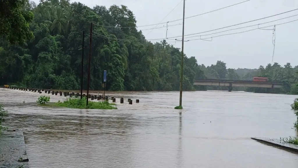 कर्ली नदीला पूर आल्याने हॉटेल गुलमोहर रस्त्यावर पाणी