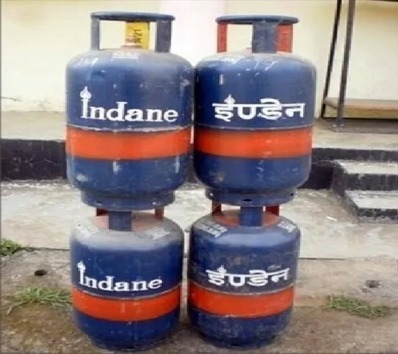 Commercial cylinders cheaper by Rs 33.50