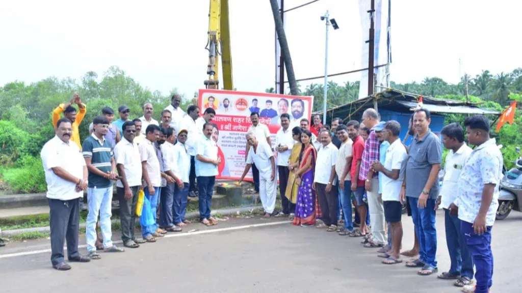 देऊळवाडा गणेश विसर्जन घाटा नजीकचा गाळ स्वखर्चाने उपसला