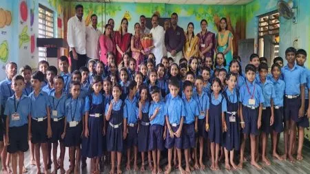 संजू परब यांनी केले जि. प. चराठा शाळेच्या शिक्षकांचे अभिनंदन