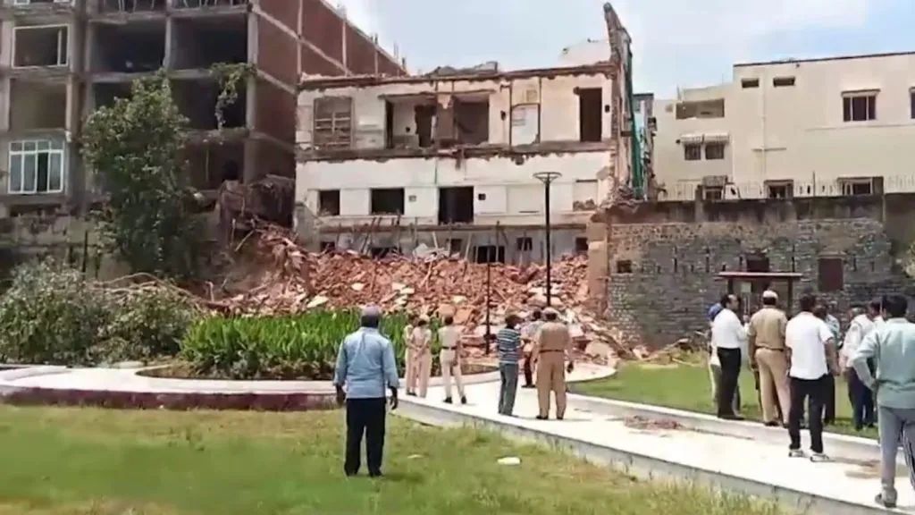 3 killed in building collapse in Delhi