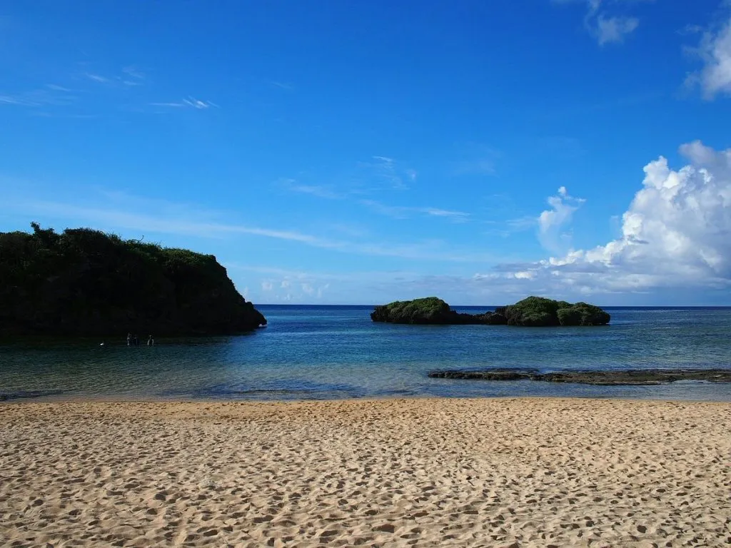 जपानमधील रहस्यमय समुद्रकिनारा Mysterious beach in Japan
