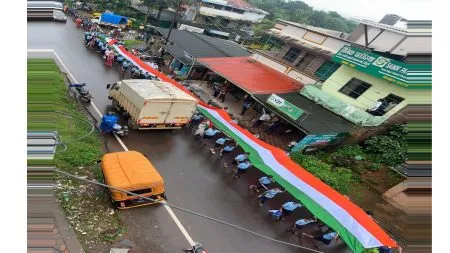 कट्टा येथे १३० फूट लांबीच्या राष्ट्रध्वजासह तिरंगा रॅली