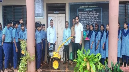 नेरूर- माड्याचीवाडी विद्यालयाला पॉवर टिलर भेट