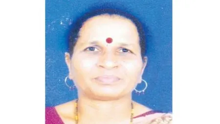 उत्कृष्ट सेवेबद्दल धान्य दुकानदार सौ. लक्ष्मी परब यांचा सन्मान