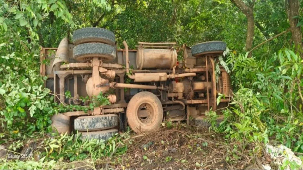 झाराप – पत्रादेवी बायपासवर टँकर पलटी